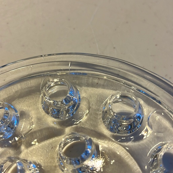 Vintage 16 hole clear flower,frog  on the front good cond back has a few slashes - Picture 4 of 5